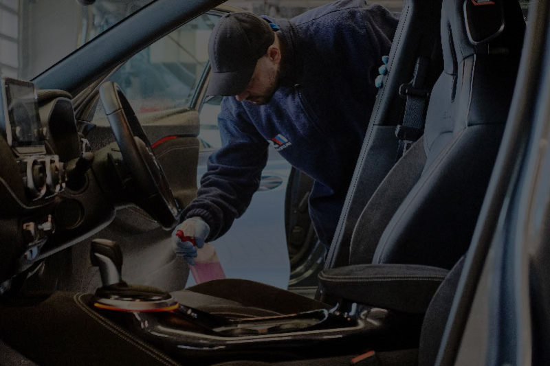 Un servizio di pulizia profonda e igienizzazione per auto di lusso a Milano, assicurando risultati impeccabili e sicuri grazie all'utilizzo delle tecnologie più all'avanguardia nel settore.